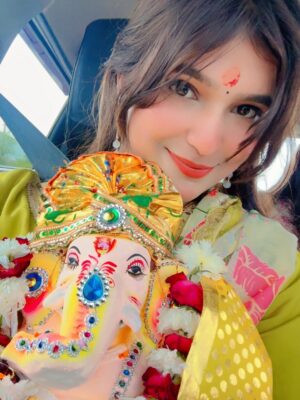 Palak Sharma Instagram - Mourya re 🙏🏻❤️wapas jaldi aana bappa🥺🥺
.
.
.
#bappa #ganpatibappamorya #moryarey #ganpativisarjan #morya #ganpatiji