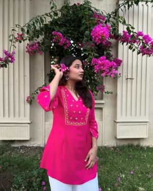 Palak Silawat Instagram - Main bhi gulabi
Tu hai gulabi
Din bhi gulabi hai gulabi ye kehar 💗