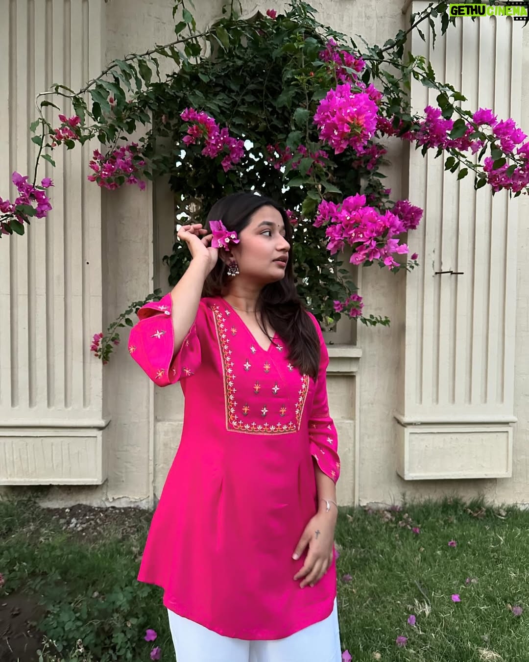 Palak Silawat - 45.8K Likes - Main bhi gulabi
Tu hai gulabi
Din bhi gulabi hai gulabi ye kehar 💗