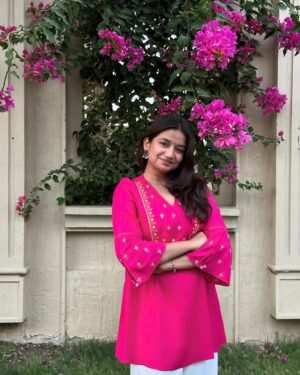 Palak Silawat Instagram - Main bhi gulabi
Tu hai gulabi
Din bhi gulabi hai gulabi ye kehar 💗