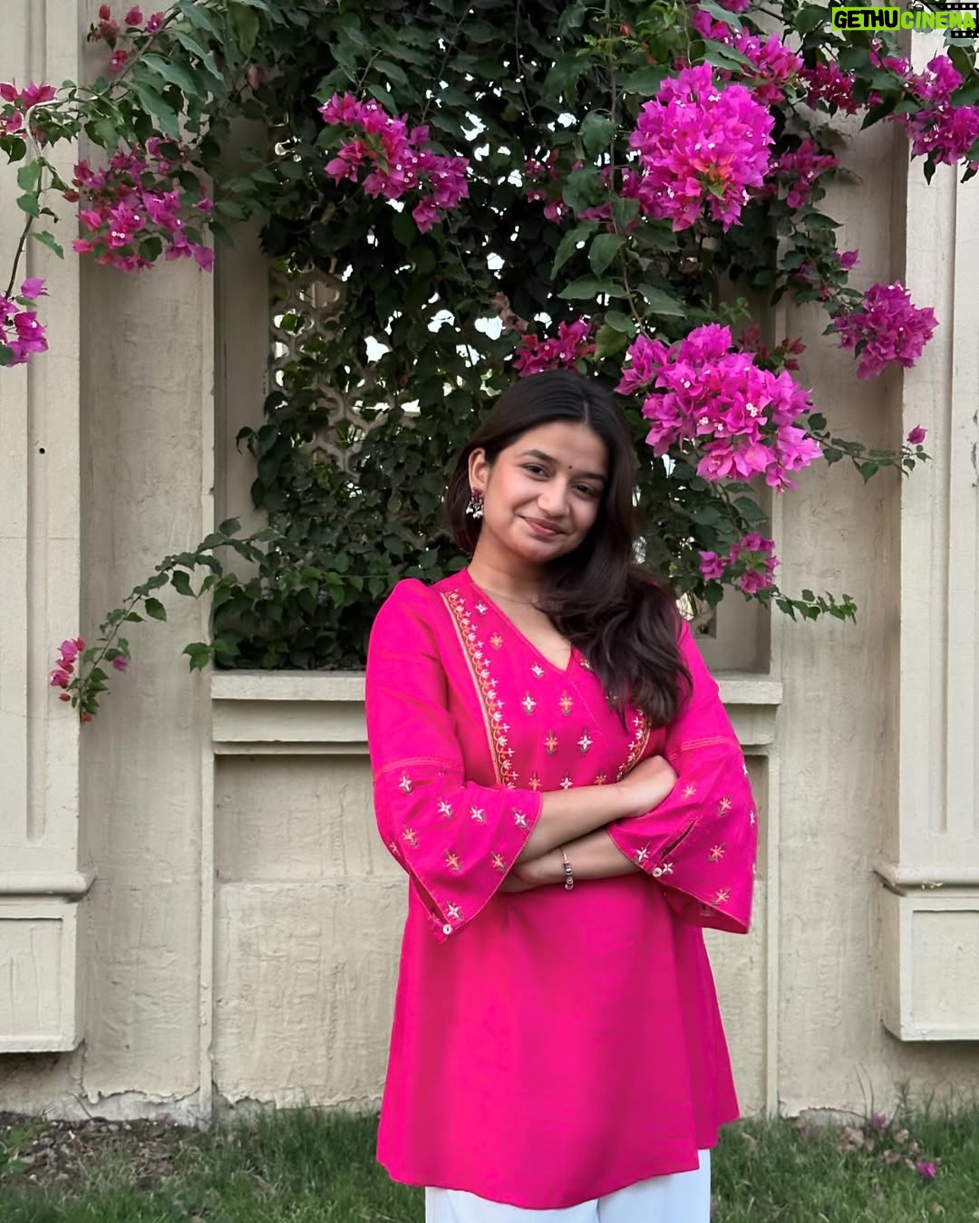 Palak Silawat - 45.8K Likes - Main bhi gulabi
Tu hai gulabi
Din bhi gulabi hai gulabi ye kehar 💗