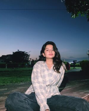 Palak Silawat Instagram - Ignoring all the people behind me like I ignore my dms🤭🫂👍🏻