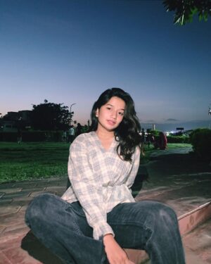 Palak Silawat Instagram - Ignoring all the people behind me like I ignore my dms🤭🫂👍🏻