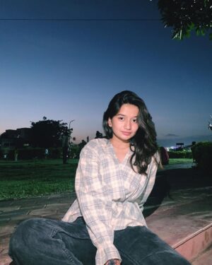 Palak Silawat Instagram - Ignoring all the people behind me like I ignore my dms🤭🫂👍🏻