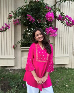 Palak Silawat Instagram - Main bhi gulabi
Tu hai gulabi
Din bhi gulabi hai gulabi ye kehar 💗