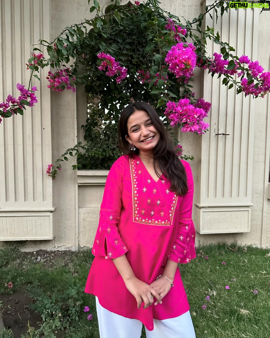 Palak Silawat - 45.8K Likes - Main bhi gulabi
Tu hai gulabi
Din bhi gulabi hai gulabi ye kehar 💗