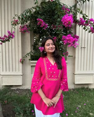 Palak Silawat Instagram - Main bhi gulabi
Tu hai gulabi
Din bhi gulabi hai gulabi ye kehar 💗