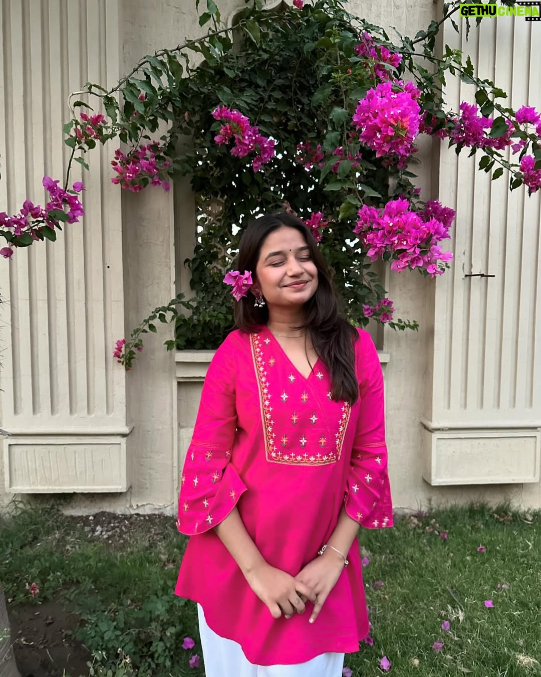 Palak Silawat - 45.8K Likes - Main bhi gulabi
Tu hai gulabi
Din bhi gulabi hai gulabi ye kehar 💗