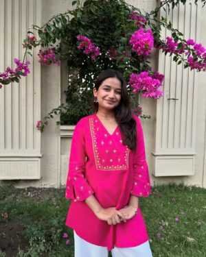 Palak Silawat Instagram - Main bhi gulabi
Tu hai gulabi
Din bhi gulabi hai gulabi ye kehar 💗