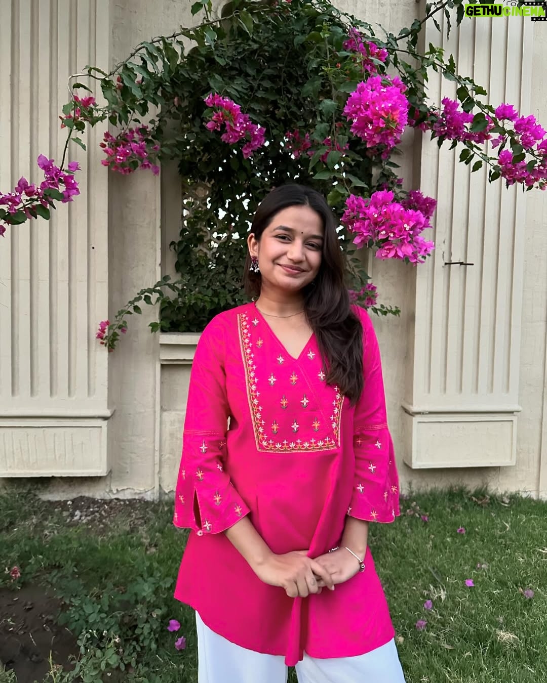 Palak Silawat - 45.8K Likes - Main bhi gulabi
Tu hai gulabi
Din bhi gulabi hai gulabi ye kehar 💗
