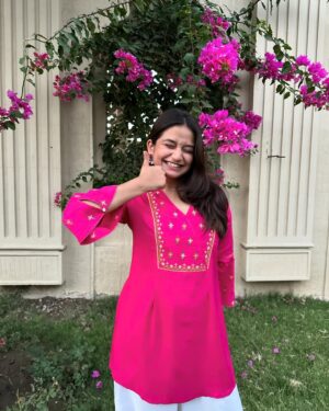 Palak Silawat Instagram - Main bhi gulabi
Tu hai gulabi
Din bhi gulabi hai gulabi ye kehar 💗