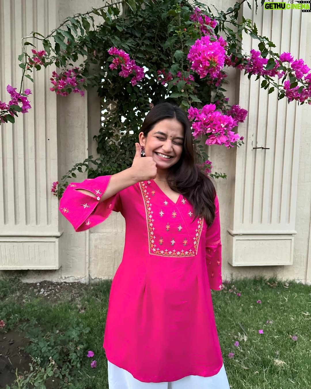 Palak Silawat - 45.8K Likes - Main bhi gulabi
Tu hai gulabi
Din bhi gulabi hai gulabi ye kehar 💗