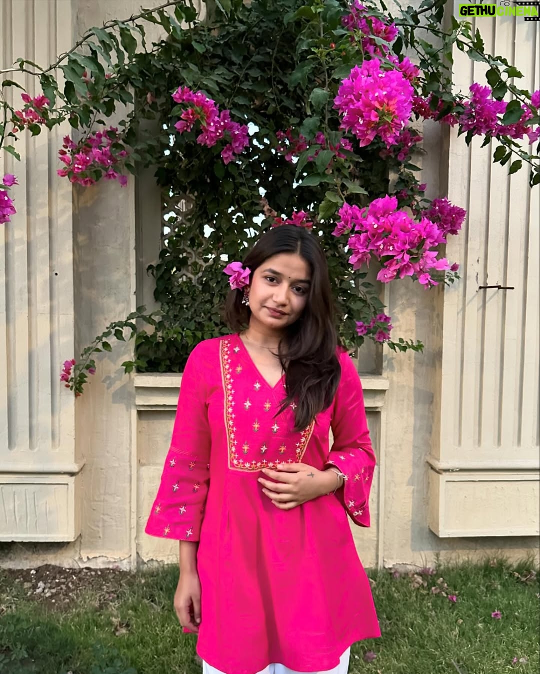 Palak Silawat - 45.8K Likes - Main bhi gulabi
Tu hai gulabi
Din bhi gulabi hai gulabi ye kehar 💗