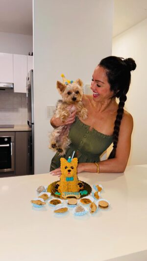 Paloma Fiuza Instagram - Tomás está de cumpleaños! 🐶🥳🎉 y su mamá la más emocionada, jajajaja o sea yo! 🙈🤭🤣
Tomás llegó en el momento perfecto! Me ayudó a superar varias etapas difíciles en mi vida y fue mi compañero, mi cómplice, mi amigo, mi hijo lindo! Son 10años de felicidad, compañerismo y mucho amor! 
El tiene un carácter tan lindo porque es amable, sociable y jugueton! No podía estar más contenta y agradecida de tener un perro tan tierno y apachurrable! 
Te amo Tomás y siempre estaremos juntos! 🕊️🐶
Y por eso celebramos a lo grande con esta torta tan hermosa hecha por mis amigos de @deliciasdezacky que tuvieron está linda sorpresa para su cumple! 🎂🐶🐾🐕