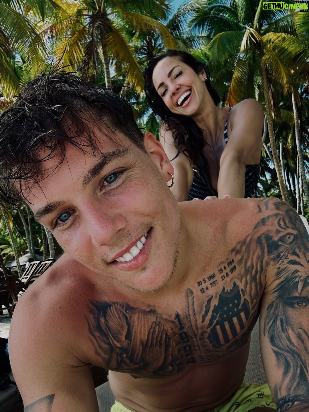 Paloma Fiuza - 15.9K Likes - Estamos con ganas de hacer un viaje juntos y nos gustaría que nos ayuden a elegir el destino! 🤭❤️
Dejanos en los comentarios a donde crees que seria buena opción hacer un viajecito 😎✈️
Te leemos!!! ❤️‍🔥❤️‍🔥❤️‍🔥❤️‍🔥❤️‍🔥