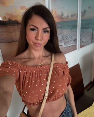 Paloma Fiuza Instagram - Amo 🇧🇷🌊❤️☀️👙🌧️⛱️
Quien más le gusta estar en la playa y cerquita de la familia?