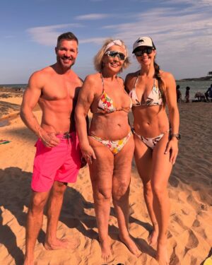 Paloma Fiuza Instagram - Amo 🇧🇷🌊❤️☀️👙🌧️⛱️
Quien más le gusta estar en la playa y cerquita de la familia?
