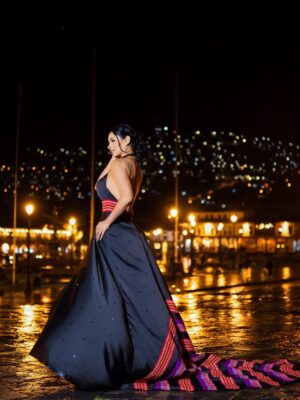 Pamela Franco Instagram - Cusco de dĆa es historia. ā
ļø
Cusco de noche⦠es magia viva. š
Ā”QuĆ© hermoso es mi PerĆŗ!.ā¤ļøš¤ā¤ļø