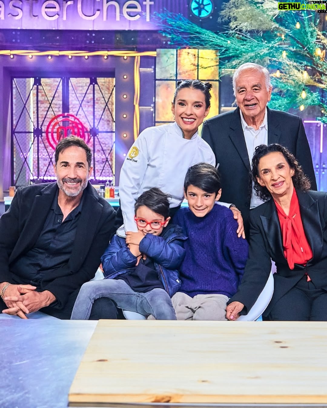 Paola Rey - 192K Likes - GANADORA DE MASTERCHEF CELEBRITY 2024 🏆 

Wow! Estoy MUY FELIZ!!! 🥰❤️🎉🥳🍾 Masterchef fue un viaje único, maravilloso, lleno de muchos aprendizajes que solo me deja gratitud infinita y amor en mi corazón ❤️ tengo los ojos llenos de lágrimas de felicidad, satisfacción y amor por este gran SUEÑO FAMILIAR cumplido! 🥰❤️ INFINITAS gracias a mis hijos Oliver y Leo por ser ese hermoso motor que me inspira cada segundo de mi vida a ser mejor persona, a dar lo mejor de mí, LOS AMO HASTA el infinito! ❤️ Gracias a mi esposo @juankvargasactor por creer tanto en mi, por ser ese apoyo incondicional y por darme tanta fuerza! GRACIAS 🥰❤️ INFINITAS GRACIAS a mi Mamá, mi Papá, mi hermana y mi hermano porque gracias a ustedes soy lo que soy, llevo impreso en mi todo su amor y sus enseñanzas! 🥰❤️INFINITAS GRACIAS a toda mi familia, mis amigos, a toda la gente cercana que siempre me dio esa voz de aliento llena de fe y amor! 🥰❤️ GRACIAS a TODAS las personas que me apoyaron y me acompañaron en este camino🙏🏻, a mis chefs a los que adoro y con los cuales estoy profundamente agradecida 🥰❤️: Gracias mi querido @jacobobonilla Te adoro 🥰❤️ Gracias mi querido @chefcantor Te adoro 🥰❤️
Mi querida María Clara López @mclmanager mi María linda! Te agradezco mucho todo ese apoyo que me diste siempre! fuiste muy importante para mí! Te ADORO! 🥰❤️ Gracias infinitas a todos y cada uno de ustedes por su apoyo, me alentaron, ustedes también fueron mi inspiración con sus lindos mensaje y palabras GRACIAS!❤️
Gracias a @canalrcn por permitirme participar en este hermoso proyecto llamado @masterchefcelebrity fue un gran honor ❤️ muchas gracias a mis queridos @jorge.rausch @nicodezubiria  @adriamarina @claudiabahamon por todos los aprendizajes vividos, solo tengo amor y agradecimiento en mi corazón para ustedes❤️🥰 gracias a todo ese gran equipo detrás de cámaras que me dio tanto amor, los llevo en mi corazón ❤️
Compañeras @vicky.berrio @cuervocarolina @martinalapeligrosa fue un gusto compartir de principio a fin junto a ustedes esta gran aventura, las respeto y las admiro ❤️
Gracias a todos mis compañeros de viaje, fue un honor cocinar junto a ustedes en la cocina más importante del mundo ❤️
