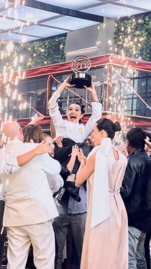 Paola Rey Instagram - Les presentamos a la #MasterChefCelebrity 2024. 🥳 Paola Rey logró conquistar al jurado y a Colombia entera con su creatividad, dedicación y amor por la cocina. ✨🔥

¿Qué tal esta victoria en #MasterChefCelebrityColombia👏🏼? Ayúdanos a felicitarla ⬇️