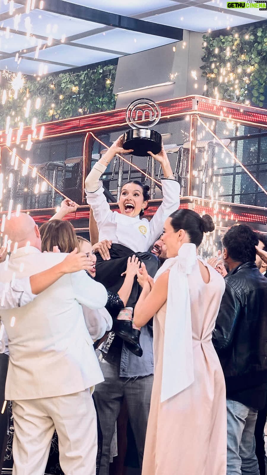 Paola Rey - 141.1K Likes - Les presentamos a la #MasterChefCelebrity 2024. 🥳 Paola Rey logró conquistar al jurado y a Colombia entera con su creatividad, dedicación y amor por la cocina. ✨🔥

¿Qué tal esta victoria en #MasterChefCelebrityColombia👏🏼? Ayúdanos a felicitarla ⬇️
