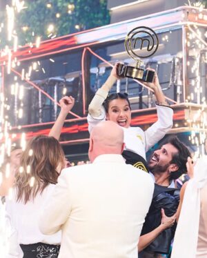 Paola Rey Instagram - Y cumplí MUY FELIZ!!! ❤️🥰❤️🥰❤️🥰
Gracias a Dios, a mi familia, a mis amigos y a todos ustedes por hacer de este cumpleaños un día INOLVIDABLE!!! ❤️❤️❤️
LOS QUIERO MUCHO ❤️❤️❤️
🎂🥳🍾🎉🏆🏆🏆
Foto: @luisegurrola
Styling: @jorge.malave
Manager: @mclmanager
Maquillaje y pelo @linnaguasput