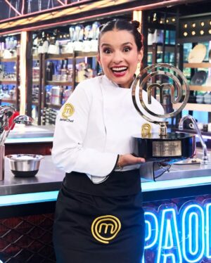 Paola Rey Instagram - GANADORA DE MASTERCHEF CELEBRITY 2024 🏆
Wow! Estoy MUY FELIZ!!! 🥰❤️🎉🥳🍾 Masterchef fue un viaje único, maravilloso, lleno de muchos aprendizajes que solo me deja gratitud infinita y amor en mi corazón ❤️ tengo los ojos llenos de lágrimas de felicidad, satisfacción y amor por este gran SUEÑO FAMILIAR cumplido! 🥰❤️ INFINITAS gracias a mis hijos Oliver y Leo por ser ese hermoso motor que me inspira cada segundo de mi vida a ser mejor persona, a dar lo mejor de mí, LOS AMO HASTA el infinito! ❤️ Gracias a mi esposo @juankvargasactor por creer tanto en mi, por ser ese apoyo incondicional y por darme tanta fuerza! GRACIAS 🥰❤️ INFINITAS GRACIAS a mi Mamá, mi Papá, mi hermana y mi hermano porque gracias a ustedes soy lo que soy, llevo impreso en mi todo su amor y sus enseñanzas! 🥰❤️INFINITAS GRACIAS a toda mi familia, mis amigos, a toda la gente cercana que siempre me dio esa voz de aliento llena de fe y amor! 🥰❤️ GRACIAS a TODAS las personas que me apoyaron y me acompañaron en este camino🙏🏻, a mis chefs a los que adoro y con los cuales estoy profundamente agradecida 🥰❤️: Gracias mi querido @jacobobonilla Te adoro 🥰❤️ Gracias mi querido @chefcantor Te adoro 🥰❤️
Mi querida María Clara López @mclmanager mi María linda! Te agradezco mucho todo ese apoyo que me diste siempre! fuiste muy importante para mí! Te ADORO! 🥰❤️ Gracias infinitas a todos y cada uno de ustedes por su apoyo, me alentaron, ustedes también fueron mi inspiración con sus lindos mensaje y palabras GRACIAS!❤️
Gracias a @canalrcn por permitirme participar en este hermoso proyecto llamado @masterchefcelebrity fue un gran honor ❤️ muchas gracias a mis queridos @jorge.rausch @nicodezubiria @adriamarina @claudiabahamon por todos los aprendizajes vividos, solo tengo amor y agradecimiento en mi corazón para ustedes❤️🥰 gracias a todo ese gran equipo detrás de cámaras que me dio tanto amor, los llevo en mi corazón ❤️
Compañeras @vicky.berrio @cuervocarolina @martinalapeligrosa fue un gusto compartir de principio a fin junto a ustedes esta gran aventura, las respeto y las admiro ❤️
Gracias a todos mis compañeros de viaje, fue un honor cocinar junto a ustedes en la cocina más importante del mundo ❤️