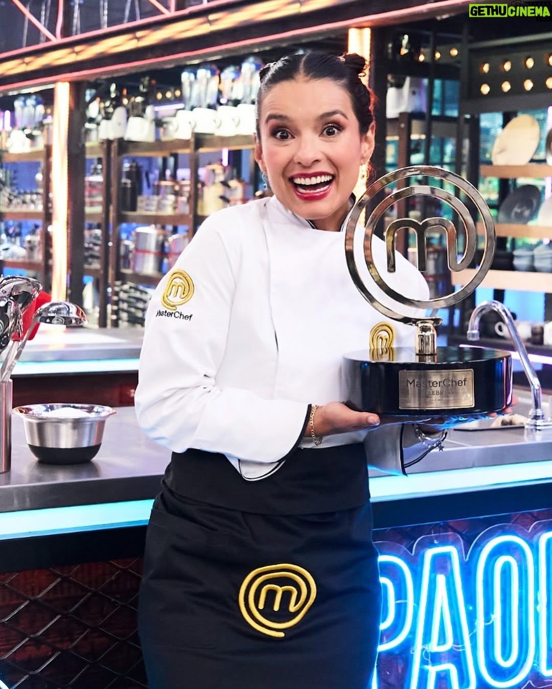 Paola Rey - 192K Likes - GANADORA DE MASTERCHEF CELEBRITY 2024 🏆 

Wow! Estoy MUY FELIZ!!! 🥰❤️🎉🥳🍾 Masterchef fue un viaje único, maravilloso, lleno de muchos aprendizajes que solo me deja gratitud infinita y amor en mi corazón ❤️ tengo los ojos llenos de lágrimas de felicidad, satisfacción y amor por este gran SUEÑO FAMILIAR cumplido! 🥰❤️ INFINITAS gracias a mis hijos Oliver y Leo por ser ese hermoso motor que me inspira cada segundo de mi vida a ser mejor persona, a dar lo mejor de mí, LOS AMO HASTA el infinito! ❤️ Gracias a mi esposo @juankvargasactor por creer tanto en mi, por ser ese apoyo incondicional y por darme tanta fuerza! GRACIAS 🥰❤️ INFINITAS GRACIAS a mi Mamá, mi Papá, mi hermana y mi hermano porque gracias a ustedes soy lo que soy, llevo impreso en mi todo su amor y sus enseñanzas! 🥰❤️INFINITAS GRACIAS a toda mi familia, mis amigos, a toda la gente cercana que siempre me dio esa voz de aliento llena de fe y amor! 🥰❤️ GRACIAS a TODAS las personas que me apoyaron y me acompañaron en este camino🙏🏻, a mis chefs a los que adoro y con los cuales estoy profundamente agradecida 🥰❤️: Gracias mi querido @jacobobonilla Te adoro 🥰❤️ Gracias mi querido @chefcantor Te adoro 🥰❤️
Mi querida María Clara López @mclmanager mi María linda! Te agradezco mucho todo ese apoyo que me diste siempre! fuiste muy importante para mí! Te ADORO! 🥰❤️ Gracias infinitas a todos y cada uno de ustedes por su apoyo, me alentaron, ustedes también fueron mi inspiración con sus lindos mensaje y palabras GRACIAS!❤️
Gracias a @canalrcn por permitirme participar en este hermoso proyecto llamado @masterchefcelebrity fue un gran honor ❤️ muchas gracias a mis queridos @jorge.rausch @nicodezubiria  @adriamarina @claudiabahamon por todos los aprendizajes vividos, solo tengo amor y agradecimiento en mi corazón para ustedes❤️🥰 gracias a todo ese gran equipo detrás de cámaras que me dio tanto amor, los llevo en mi corazón ❤️
Compañeras @vicky.berrio @cuervocarolina @martinalapeligrosa fue un gusto compartir de principio a fin junto a ustedes esta gran aventura, las respeto y las admiro ❤️
Gracias a todos mis compañeros de viaje, fue un honor cocinar junto a ustedes en la cocina más importante del mundo ❤️