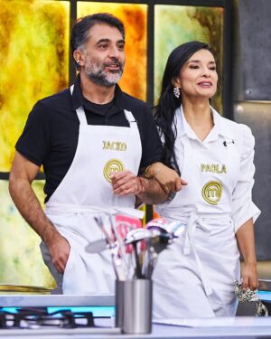 Paola Rey Instagram - Varias veces nos habíamos topado con @paolareyactriz por ahí pero sin pasar de un saludo muy cordial. Qué dicha para mí que este paso por MasterChef me dejó conocerla más. Al principio uno no se da cuenta de que es súper dotada. Eso es algo que se va descubriendo. Sus dotes se componen de una resiliencia que pocos seres tienen. Un talante para abordar no solo los retos de la cocina sino los de la vida. Su dulzura y nobleza siempre la subrayan en cualquier escenario y su tenacidad es implacable y sobre todo admirable. Porque como lo dijo Thomas Mann: “La verdadera nobleza implica la capacidad de comprender y respetar lo que está más allá de uno mismo, lo que requiere inteligencia, porque sin ella no puede haber comprensión.” Y eso que Mann no conoció ni quiso profundamente a Paola, así como la adoro ahora yo. ¡Feliz ganadora de @masterchefcelebrityco 2024, amor lindo! 👩🏼🍳💛🧿
📸: @candelariaphotos
@masterchefcelebrityco @canalrcn