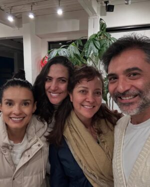 Paola Rey Instagram - Varias veces nos habíamos topado con @paolareyactriz por ahí pero sin pasar de un saludo muy cordial. Qué dicha para mí que este paso por MasterChef me dejó conocerla más. Al principio uno no se da cuenta de que es súper dotada. Eso es algo que se va descubriendo. Sus dotes se componen de una resiliencia que pocos seres tienen. Un talante para abordar no solo los retos de la cocina sino los de la vida. Su dulzura y nobleza siempre la subrayan en cualquier escenario y su tenacidad es implacable y sobre todo admirable. Porque como lo dijo Thomas Mann: “La verdadera nobleza implica la capacidad de comprender y respetar lo que está más allá de uno mismo, lo que requiere inteligencia, porque sin ella no puede haber comprensión.” Y eso que Mann no conoció ni quiso profundamente a Paola, así como la adoro ahora yo. ¡Feliz ganadora de @masterchefcelebrityco 2024, amor lindo! 👩🏼🍳💛🧿
📸: @candelariaphotos
@masterchefcelebrityco @canalrcn