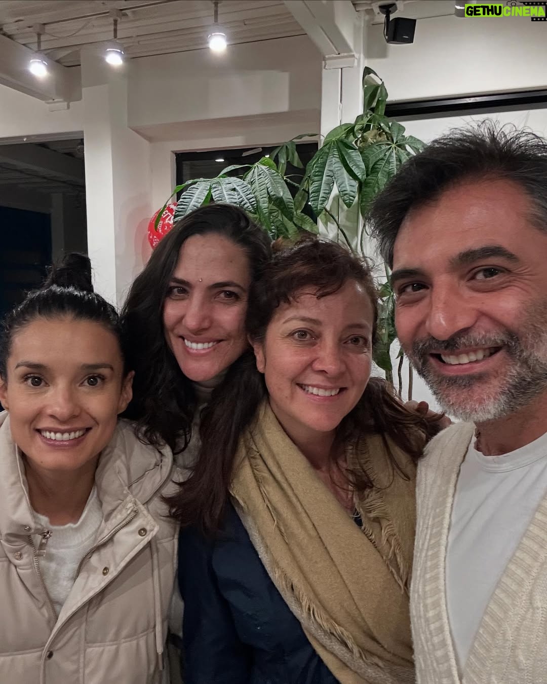 Paola Rey - 41.9K Likes - Varias veces nos habíamos topado con @paolareyactriz por ahí pero sin pasar de un saludo muy cordial. Qué dicha para mí que este paso por MasterChef me dejó conocerla más. Al principio uno no se da cuenta de que es súper dotada. Eso es algo que se va descubriendo. Sus dotes se componen de una resiliencia que pocos seres tienen. Un talante para abordar no solo los retos de la cocina sino los de la vida. Su dulzura y nobleza siempre la subrayan en cualquier escenario y su tenacidad es implacable y sobre todo admirable. Porque como lo dijo Thomas Mann: “La verdadera nobleza implica la capacidad de comprender y respetar lo que está más allá de uno mismo, lo que requiere inteligencia, porque sin ella no puede haber comprensión.” Y eso que Mann no conoció ni quiso profundamente a Paola, así como la adoro ahora yo. ¡Feliz ganadora de @masterchefcelebrityco 2024, amor lindo! 👩🏼‍🍳💛🧿
📸: @candelariaphotos 
@masterchefcelebrityco @canalrcn