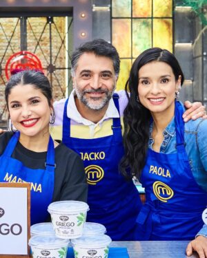 Paola Rey Instagram - Varias veces nos habíamos topado con @paolareyactriz por ahí pero sin pasar de un saludo muy cordial. Qué dicha para mí que este paso por MasterChef me dejó conocerla más. Al principio uno no se da cuenta de que es súper dotada. Eso es algo que se va descubriendo. Sus dotes se componen de una resiliencia que pocos seres tienen. Un talante para abordar no solo los retos de la cocina sino los de la vida. Su dulzura y nobleza siempre la subrayan en cualquier escenario y su tenacidad es implacable y sobre todo admirable. Porque como lo dijo Thomas Mann: “La verdadera nobleza implica la capacidad de comprender y respetar lo que está más allá de uno mismo, lo que requiere inteligencia, porque sin ella no puede haber comprensión.” Y eso que Mann no conoció ni quiso profundamente a Paola, así como la adoro ahora yo. ¡Feliz ganadora de @masterchefcelebrityco 2024, amor lindo! 👩🏼🍳💛🧿
📸: @candelariaphotos
@masterchefcelebrityco @canalrcn