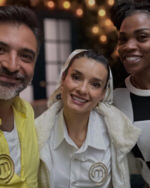Paola Rey Instagram - Varias veces nos habíamos topado con @paolareyactriz por ahí pero sin pasar de un saludo muy cordial. Qué dicha para mí que este paso por MasterChef me dejó conocerla más. Al principio uno no se da cuenta de que es súper dotada. Eso es algo que se va descubriendo. Sus dotes se componen de una resiliencia que pocos seres tienen. Un talante para abordar no solo los retos de la cocina sino los de la vida. Su dulzura y nobleza siempre la subrayan en cualquier escenario y su tenacidad es implacable y sobre todo admirable. Porque como lo dijo Thomas Mann: “La verdadera nobleza implica la capacidad de comprender y respetar lo que está más allá de uno mismo, lo que requiere inteligencia, porque sin ella no puede haber comprensión.” Y eso que Mann no conoció ni quiso profundamente a Paola, así como la adoro ahora yo. ¡Feliz ganadora de @masterchefcelebrityco 2024, amor lindo! 👩🏼🍳💛🧿
📸: @candelariaphotos
@masterchefcelebrityco @canalrcn