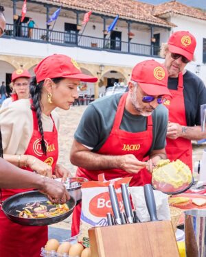 Paola Rey Instagram - Varias veces nos habíamos topado con @paolareyactriz por ahí pero sin pasar de un saludo muy cordial. Qué dicha para mí que este paso por MasterChef me dejó conocerla más. Al principio uno no se da cuenta de que es súper dotada. Eso es algo que se va descubriendo. Sus dotes se componen de una resiliencia que pocos seres tienen. Un talante para abordar no solo los retos de la cocina sino los de la vida. Su dulzura y nobleza siempre la subrayan en cualquier escenario y su tenacidad es implacable y sobre todo admirable. Porque como lo dijo Thomas Mann: “La verdadera nobleza implica la capacidad de comprender y respetar lo que está más allá de uno mismo, lo que requiere inteligencia, porque sin ella no puede haber comprensión.” Y eso que Mann no conoció ni quiso profundamente a Paola, así como la adoro ahora yo. ¡Feliz ganadora de @masterchefcelebrityco 2024, amor lindo! 👩🏼🍳💛🧿
📸: @candelariaphotos
@masterchefcelebrityco @canalrcn