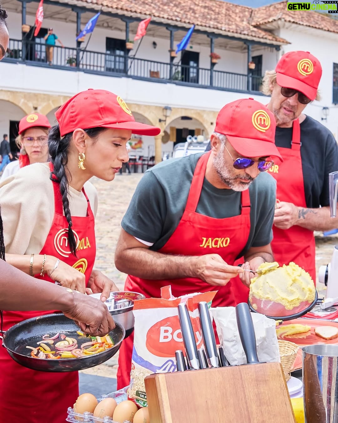 Paola Rey - 41.9K Likes - Varias veces nos habíamos topado con @paolareyactriz por ahí pero sin pasar de un saludo muy cordial. Qué dicha para mí que este paso por MasterChef me dejó conocerla más. Al principio uno no se da cuenta de que es súper dotada. Eso es algo que se va descubriendo. Sus dotes se componen de una resiliencia que pocos seres tienen. Un talante para abordar no solo los retos de la cocina sino los de la vida. Su dulzura y nobleza siempre la subrayan en cualquier escenario y su tenacidad es implacable y sobre todo admirable. Porque como lo dijo Thomas Mann: “La verdadera nobleza implica la capacidad de comprender y respetar lo que está más allá de uno mismo, lo que requiere inteligencia, porque sin ella no puede haber comprensión.” Y eso que Mann no conoció ni quiso profundamente a Paola, así como la adoro ahora yo. ¡Feliz ganadora de @masterchefcelebrityco 2024, amor lindo! 👩🏼‍🍳💛🧿
📸: @candelariaphotos 
@masterchefcelebrityco @canalrcn