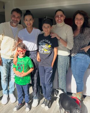 Paola Rey Instagram - Varias veces nos habíamos topado con @paolareyactriz por ahí pero sin pasar de un saludo muy cordial. Qué dicha para mí que este paso por MasterChef me dejó conocerla más. Al principio uno no se da cuenta de que es súper dotada. Eso es algo que se va descubriendo. Sus dotes se componen de una resiliencia que pocos seres tienen. Un talante para abordar no solo los retos de la cocina sino los de la vida. Su dulzura y nobleza siempre la subrayan en cualquier escenario y su tenacidad es implacable y sobre todo admirable. Porque como lo dijo Thomas Mann: “La verdadera nobleza implica la capacidad de comprender y respetar lo que está más allá de uno mismo, lo que requiere inteligencia, porque sin ella no puede haber comprensión.” Y eso que Mann no conoció ni quiso profundamente a Paola, así como la adoro ahora yo. ¡Feliz ganadora de @masterchefcelebrityco 2024, amor lindo! 👩🏼🍳💛🧿
📸: @candelariaphotos
@masterchefcelebrityco @canalrcn