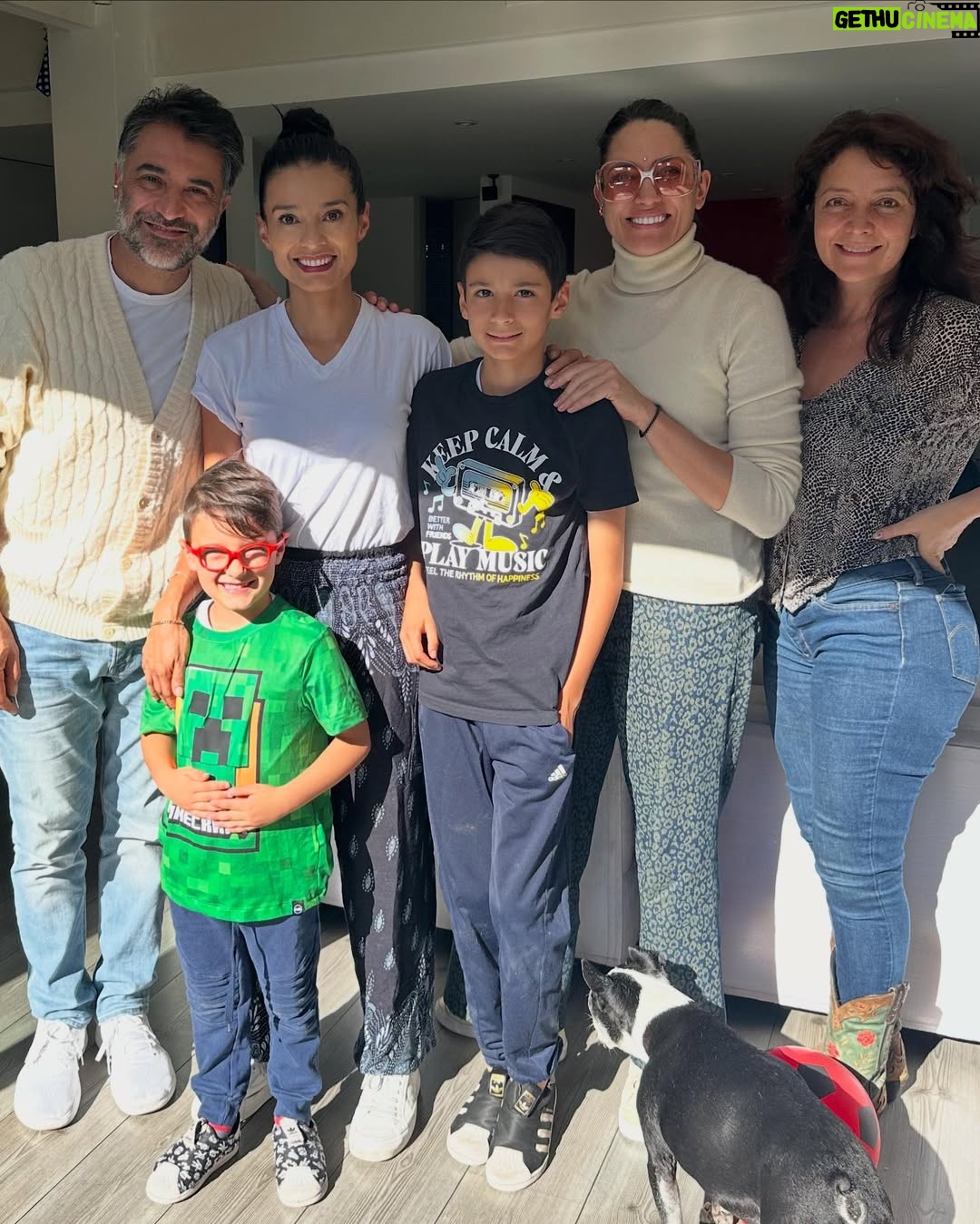 Paola Rey - 41.9K Likes - Varias veces nos habíamos topado con @paolareyactriz por ahí pero sin pasar de un saludo muy cordial. Qué dicha para mí que este paso por MasterChef me dejó conocerla más. Al principio uno no se da cuenta de que es súper dotada. Eso es algo que se va descubriendo. Sus dotes se componen de una resiliencia que pocos seres tienen. Un talante para abordar no solo los retos de la cocina sino los de la vida. Su dulzura y nobleza siempre la subrayan en cualquier escenario y su tenacidad es implacable y sobre todo admirable. Porque como lo dijo Thomas Mann: “La verdadera nobleza implica la capacidad de comprender y respetar lo que está más allá de uno mismo, lo que requiere inteligencia, porque sin ella no puede haber comprensión.” Y eso que Mann no conoció ni quiso profundamente a Paola, así como la adoro ahora yo. ¡Feliz ganadora de @masterchefcelebrityco 2024, amor lindo! 👩🏼‍🍳💛🧿
📸: @candelariaphotos 
@masterchefcelebrityco @canalrcn