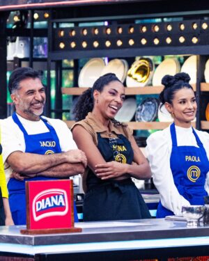 Paola Rey Instagram - Varias veces nos habíamos topado con @paolareyactriz por ahí pero sin pasar de un saludo muy cordial. Qué dicha para mí que este paso por MasterChef me dejó conocerla más. Al principio uno no se da cuenta de que es súper dotada. Eso es algo que se va descubriendo. Sus dotes se componen de una resiliencia que pocos seres tienen. Un talante para abordar no solo los retos de la cocina sino los de la vida. Su dulzura y nobleza siempre la subrayan en cualquier escenario y su tenacidad es implacable y sobre todo admirable. Porque como lo dijo Thomas Mann: “La verdadera nobleza implica la capacidad de comprender y respetar lo que está más allá de uno mismo, lo que requiere inteligencia, porque sin ella no puede haber comprensión.” Y eso que Mann no conoció ni quiso profundamente a Paola, así como la adoro ahora yo. ¡Feliz ganadora de @masterchefcelebrityco 2024, amor lindo! 👩🏼🍳💛🧿
📸: @candelariaphotos
@masterchefcelebrityco @canalrcn