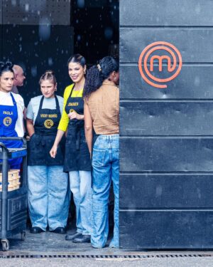 Paola Rey Instagram - Varias veces nos habíamos topado con @paolareyactriz por ahí pero sin pasar de un saludo muy cordial. Qué dicha para mí que este paso por MasterChef me dejó conocerla más. Al principio uno no se da cuenta de que es súper dotada. Eso es algo que se va descubriendo. Sus dotes se componen de una resiliencia que pocos seres tienen. Un talante para abordar no solo los retos de la cocina sino los de la vida. Su dulzura y nobleza siempre la subrayan en cualquier escenario y su tenacidad es implacable y sobre todo admirable. Porque como lo dijo Thomas Mann: “La verdadera nobleza implica la capacidad de comprender y respetar lo que está más allá de uno mismo, lo que requiere inteligencia, porque sin ella no puede haber comprensión.” Y eso que Mann no conoció ni quiso profundamente a Paola, así como la adoro ahora yo. ¡Feliz ganadora de @masterchefcelebrityco 2024, amor lindo! 👩🏼🍳💛🧿
📸: @candelariaphotos
@masterchefcelebrityco @canalrcn