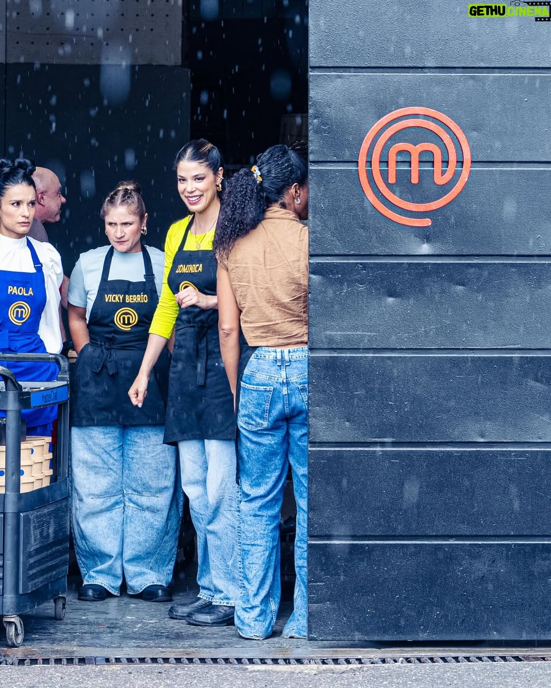 Paola Rey - 41.9K Likes - Varias veces nos habíamos topado con @paolareyactriz por ahí pero sin pasar de un saludo muy cordial. Qué dicha para mí que este paso por MasterChef me dejó conocerla más. Al principio uno no se da cuenta de que es súper dotada. Eso es algo que se va descubriendo. Sus dotes se componen de una resiliencia que pocos seres tienen. Un talante para abordar no solo los retos de la cocina sino los de la vida. Su dulzura y nobleza siempre la subrayan en cualquier escenario y su tenacidad es implacable y sobre todo admirable. Porque como lo dijo Thomas Mann: “La verdadera nobleza implica la capacidad de comprender y respetar lo que está más allá de uno mismo, lo que requiere inteligencia, porque sin ella no puede haber comprensión.” Y eso que Mann no conoció ni quiso profundamente a Paola, así como la adoro ahora yo. ¡Feliz ganadora de @masterchefcelebrityco 2024, amor lindo! 👩🏼‍🍳💛🧿
📸: @candelariaphotos 
@masterchefcelebrityco @canalrcn