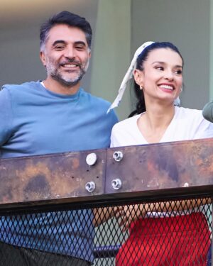 Paola Rey Instagram - Varias veces nos habíamos topado con @paolareyactriz por ahí pero sin pasar de un saludo muy cordial. Qué dicha para mí que este paso por MasterChef me dejó conocerla más. Al principio uno no se da cuenta de que es súper dotada. Eso es algo que se va descubriendo. Sus dotes se componen de una resiliencia que pocos seres tienen. Un talante para abordar no solo los retos de la cocina sino los de la vida. Su dulzura y nobleza siempre la subrayan en cualquier escenario y su tenacidad es implacable y sobre todo admirable. Porque como lo dijo Thomas Mann: “La verdadera nobleza implica la capacidad de comprender y respetar lo que está más allá de uno mismo, lo que requiere inteligencia, porque sin ella no puede haber comprensión.” Y eso que Mann no conoció ni quiso profundamente a Paola, así como la adoro ahora yo. ¡Feliz ganadora de @masterchefcelebrityco 2024, amor lindo! 👩🏼🍳💛🧿
📸: @candelariaphotos
@masterchefcelebrityco @canalrcn