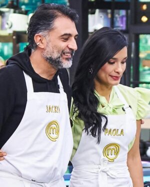 Paola Rey Instagram - Varias veces nos habíamos topado con @paolareyactriz por ahí pero sin pasar de un saludo muy cordial. Qué dicha para mí que este paso por MasterChef me dejó conocerla más. Al principio uno no se da cuenta de que es súper dotada. Eso es algo que se va descubriendo. Sus dotes se componen de una resiliencia que pocos seres tienen. Un talante para abordar no solo los retos de la cocina sino los de la vida. Su dulzura y nobleza siempre la subrayan en cualquier escenario y su tenacidad es implacable y sobre todo admirable. Porque como lo dijo Thomas Mann: “La verdadera nobleza implica la capacidad de comprender y respetar lo que está más allá de uno mismo, lo que requiere inteligencia, porque sin ella no puede haber comprensión.” Y eso que Mann no conoció ni quiso profundamente a Paola, así como la adoro ahora yo. ¡Feliz ganadora de @masterchefcelebrityco 2024, amor lindo! 👩🏼🍳💛🧿
📸: @candelariaphotos
@masterchefcelebrityco @canalrcn