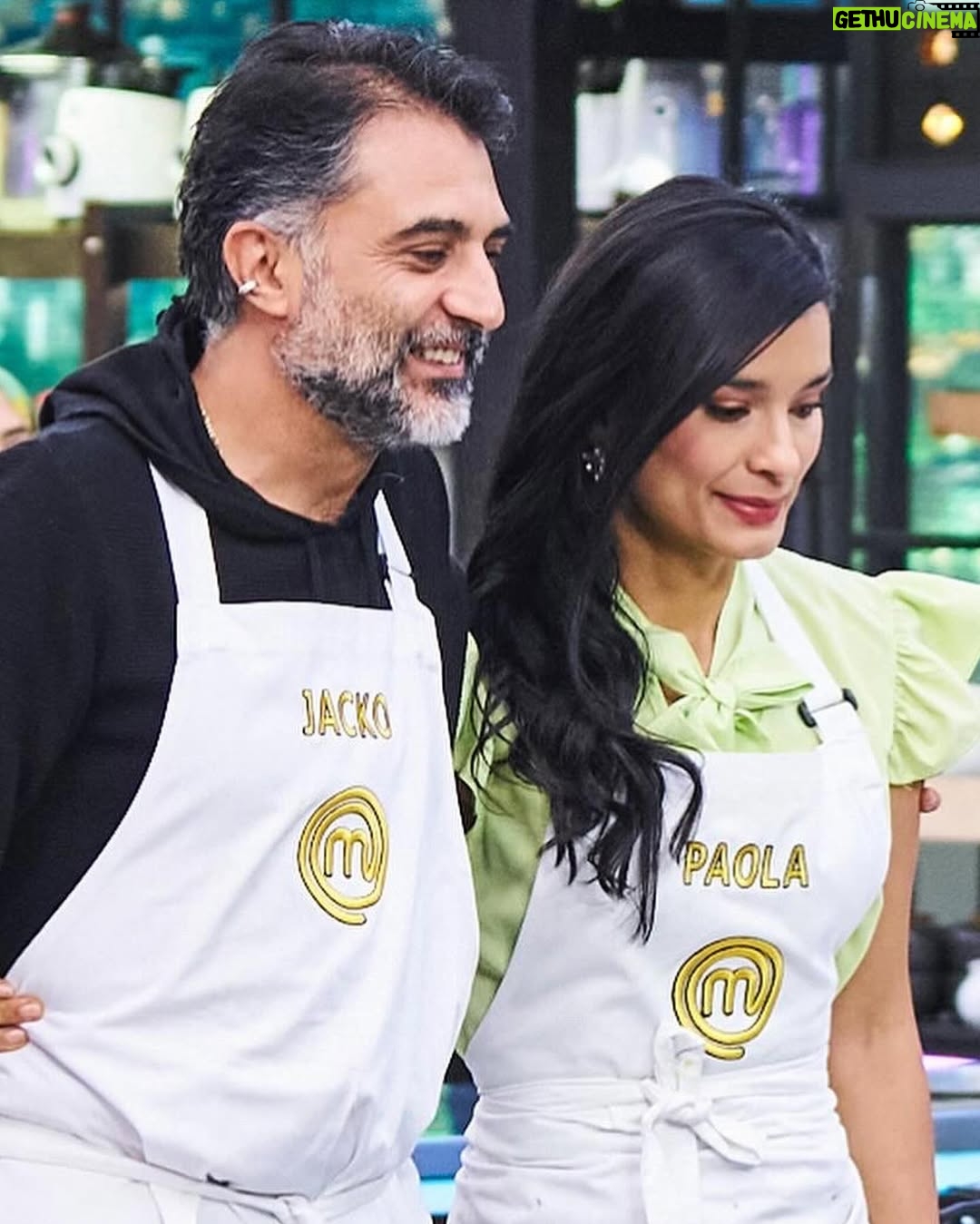 Paola Rey - 41.9K Likes - Varias veces nos habíamos topado con @paolareyactriz por ahí pero sin pasar de un saludo muy cordial. Qué dicha para mí que este paso por MasterChef me dejó conocerla más. Al principio uno no se da cuenta de que es súper dotada. Eso es algo que se va descubriendo. Sus dotes se componen de una resiliencia que pocos seres tienen. Un talante para abordar no solo los retos de la cocina sino los de la vida. Su dulzura y nobleza siempre la subrayan en cualquier escenario y su tenacidad es implacable y sobre todo admirable. Porque como lo dijo Thomas Mann: “La verdadera nobleza implica la capacidad de comprender y respetar lo que está más allá de uno mismo, lo que requiere inteligencia, porque sin ella no puede haber comprensión.” Y eso que Mann no conoció ni quiso profundamente a Paola, así como la adoro ahora yo. ¡Feliz ganadora de @masterchefcelebrityco 2024, amor lindo! 👩🏼‍🍳💛🧿
📸: @candelariaphotos 
@masterchefcelebrityco @canalrcn