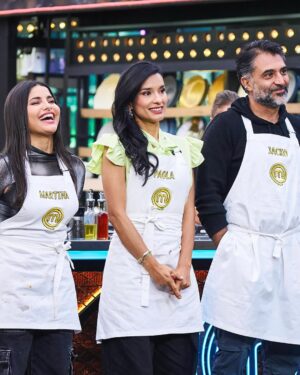 Paola Rey Instagram - Varias veces nos habíamos topado con @paolareyactriz por ahí pero sin pasar de un saludo muy cordial. Qué dicha para mí que este paso por MasterChef me dejó conocerla más. Al principio uno no se da cuenta de que es súper dotada. Eso es algo que se va descubriendo. Sus dotes se componen de una resiliencia que pocos seres tienen. Un talante para abordar no solo los retos de la cocina sino los de la vida. Su dulzura y nobleza siempre la subrayan en cualquier escenario y su tenacidad es implacable y sobre todo admirable. Porque como lo dijo Thomas Mann: “La verdadera nobleza implica la capacidad de comprender y respetar lo que está más allá de uno mismo, lo que requiere inteligencia, porque sin ella no puede haber comprensión.” Y eso que Mann no conoció ni quiso profundamente a Paola, así como la adoro ahora yo. ¡Feliz ganadora de @masterchefcelebrityco 2024, amor lindo! 👩🏼🍳💛🧿
📸: @candelariaphotos
@masterchefcelebrityco @canalrcn