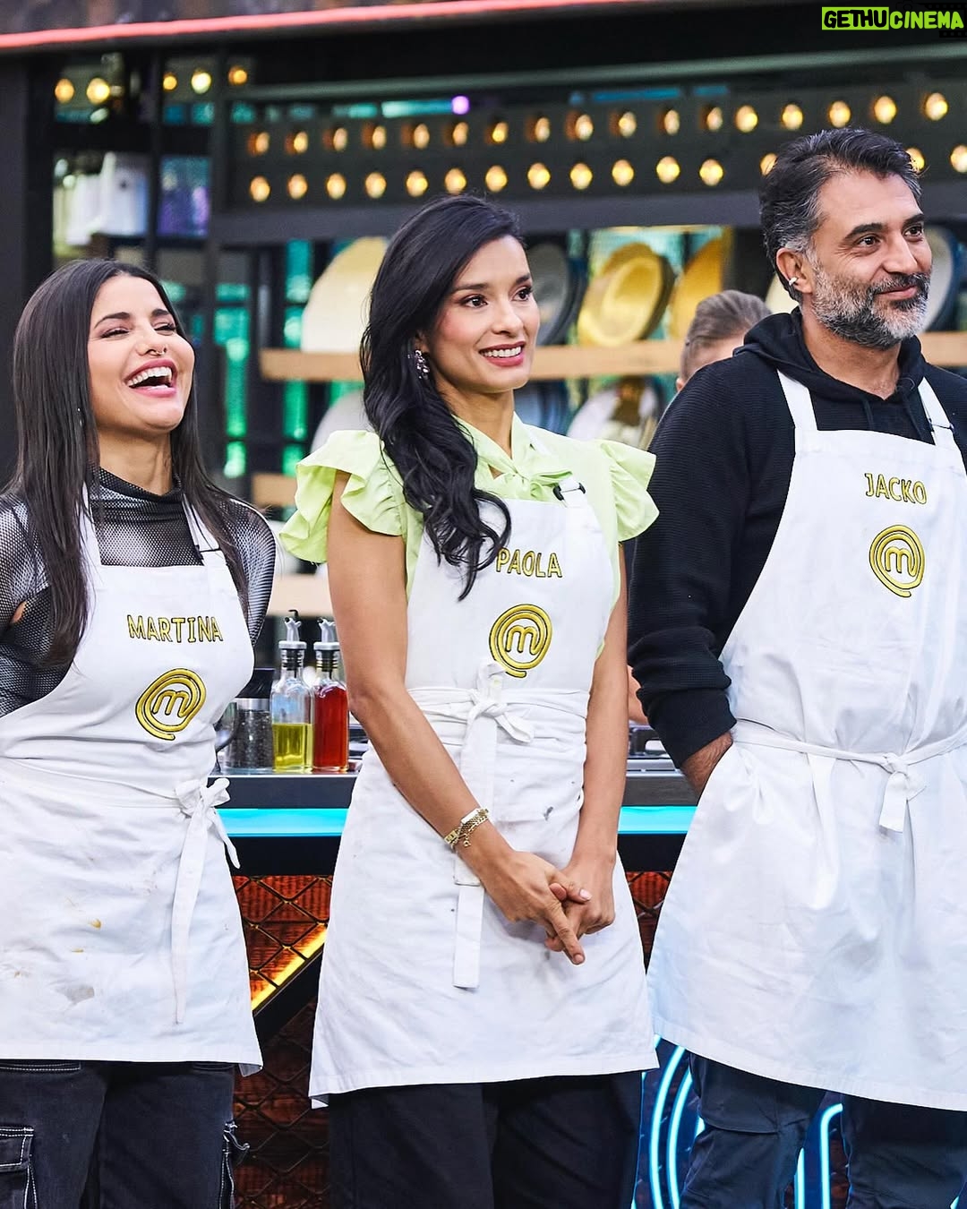 Paola Rey - 41.9K Likes - Varias veces nos habíamos topado con @paolareyactriz por ahí pero sin pasar de un saludo muy cordial. Qué dicha para mí que este paso por MasterChef me dejó conocerla más. Al principio uno no se da cuenta de que es súper dotada. Eso es algo que se va descubriendo. Sus dotes se componen de una resiliencia que pocos seres tienen. Un talante para abordar no solo los retos de la cocina sino los de la vida. Su dulzura y nobleza siempre la subrayan en cualquier escenario y su tenacidad es implacable y sobre todo admirable. Porque como lo dijo Thomas Mann: “La verdadera nobleza implica la capacidad de comprender y respetar lo que está más allá de uno mismo, lo que requiere inteligencia, porque sin ella no puede haber comprensión.” Y eso que Mann no conoció ni quiso profundamente a Paola, así como la adoro ahora yo. ¡Feliz ganadora de @masterchefcelebrityco 2024, amor lindo! 👩🏼‍🍳💛🧿
📸: @candelariaphotos 
@masterchefcelebrityco @canalrcn