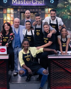 Paola Rey Instagram - Varias veces nos habíamos topado con @paolareyactriz por ahí pero sin pasar de un saludo muy cordial. Qué dicha para mí que este paso por MasterChef me dejó conocerla más. Al principio uno no se da cuenta de que es súper dotada. Eso es algo que se va descubriendo. Sus dotes se componen de una resiliencia que pocos seres tienen. Un talante para abordar no solo los retos de la cocina sino los de la vida. Su dulzura y nobleza siempre la subrayan en cualquier escenario y su tenacidad es implacable y sobre todo admirable. Porque como lo dijo Thomas Mann: “La verdadera nobleza implica la capacidad de comprender y respetar lo que está más allá de uno mismo, lo que requiere inteligencia, porque sin ella no puede haber comprensión.” Y eso que Mann no conoció ni quiso profundamente a Paola, así como la adoro ahora yo. ¡Feliz ganadora de @masterchefcelebrityco 2024, amor lindo! 👩🏼🍳💛🧿
📸: @candelariaphotos
@masterchefcelebrityco @canalrcn