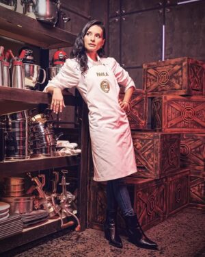 Paola Rey Instagram - Varias veces nos habíamos topado con @paolareyactriz por ahí pero sin pasar de un saludo muy cordial. Qué dicha para mí que este paso por MasterChef me dejó conocerla más. Al principio uno no se da cuenta de que es súper dotada. Eso es algo que se va descubriendo. Sus dotes se componen de una resiliencia que pocos seres tienen. Un talante para abordar no solo los retos de la cocina sino los de la vida. Su dulzura y nobleza siempre la subrayan en cualquier escenario y su tenacidad es implacable y sobre todo admirable. Porque como lo dijo Thomas Mann: “La verdadera nobleza implica la capacidad de comprender y respetar lo que está más allá de uno mismo, lo que requiere inteligencia, porque sin ella no puede haber comprensión.” Y eso que Mann no conoció ni quiso profundamente a Paola, así como la adoro ahora yo. ¡Feliz ganadora de @masterchefcelebrityco 2024, amor lindo! 👩🏼🍳💛🧿
📸: @candelariaphotos
@masterchefcelebrityco @canalrcn