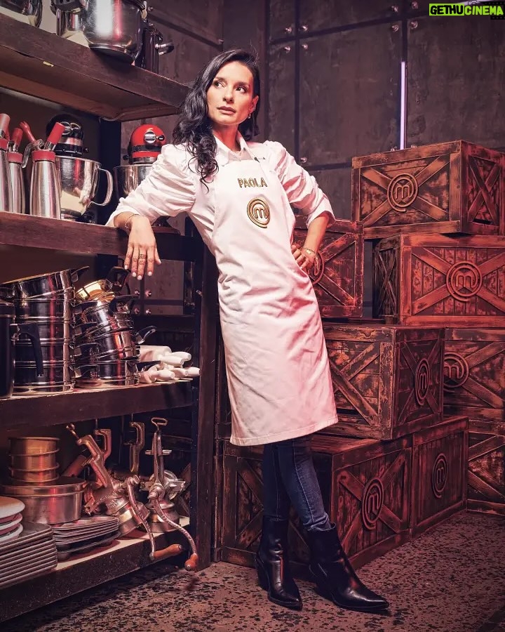 Paola Rey - 41.9K Likes - Varias veces nos habíamos topado con @paolareyactriz por ahí pero sin pasar de un saludo muy cordial. Qué dicha para mí que este paso por MasterChef me dejó conocerla más. Al principio uno no se da cuenta de que es súper dotada. Eso es algo que se va descubriendo. Sus dotes se componen de una resiliencia que pocos seres tienen. Un talante para abordar no solo los retos de la cocina sino los de la vida. Su dulzura y nobleza siempre la subrayan en cualquier escenario y su tenacidad es implacable y sobre todo admirable. Porque como lo dijo Thomas Mann: “La verdadera nobleza implica la capacidad de comprender y respetar lo que está más allá de uno mismo, lo que requiere inteligencia, porque sin ella no puede haber comprensión.” Y eso que Mann no conoció ni quiso profundamente a Paola, así como la adoro ahora yo. ¡Feliz ganadora de @masterchefcelebrityco 2024, amor lindo! 👩🏼‍🍳💛🧿
📸: @candelariaphotos 
@masterchefcelebrityco @canalrcn