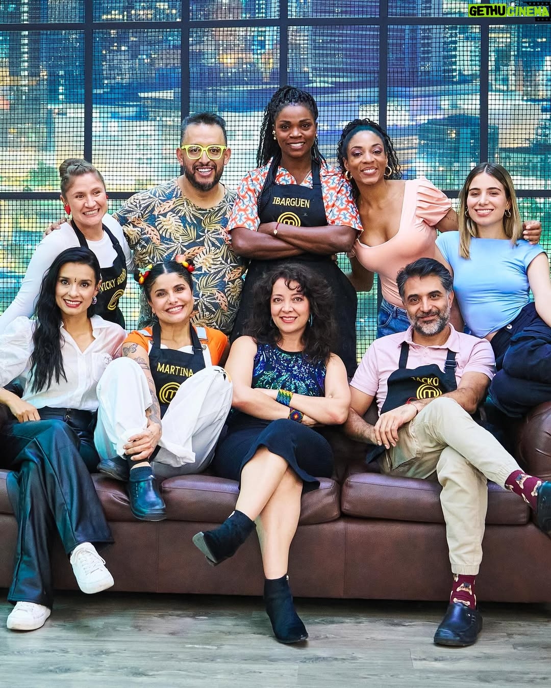 Paola Rey - 41.9K Likes - Varias veces nos habíamos topado con @paolareyactriz por ahí pero sin pasar de un saludo muy cordial. Qué dicha para mí que este paso por MasterChef me dejó conocerla más. Al principio uno no se da cuenta de que es súper dotada. Eso es algo que se va descubriendo. Sus dotes se componen de una resiliencia que pocos seres tienen. Un talante para abordar no solo los retos de la cocina sino los de la vida. Su dulzura y nobleza siempre la subrayan en cualquier escenario y su tenacidad es implacable y sobre todo admirable. Porque como lo dijo Thomas Mann: “La verdadera nobleza implica la capacidad de comprender y respetar lo que está más allá de uno mismo, lo que requiere inteligencia, porque sin ella no puede haber comprensión.” Y eso que Mann no conoció ni quiso profundamente a Paola, así como la adoro ahora yo. ¡Feliz ganadora de @masterchefcelebrityco 2024, amor lindo! 👩🏼‍🍳💛🧿
📸: @candelariaphotos 
@masterchefcelebrityco @canalrcn
