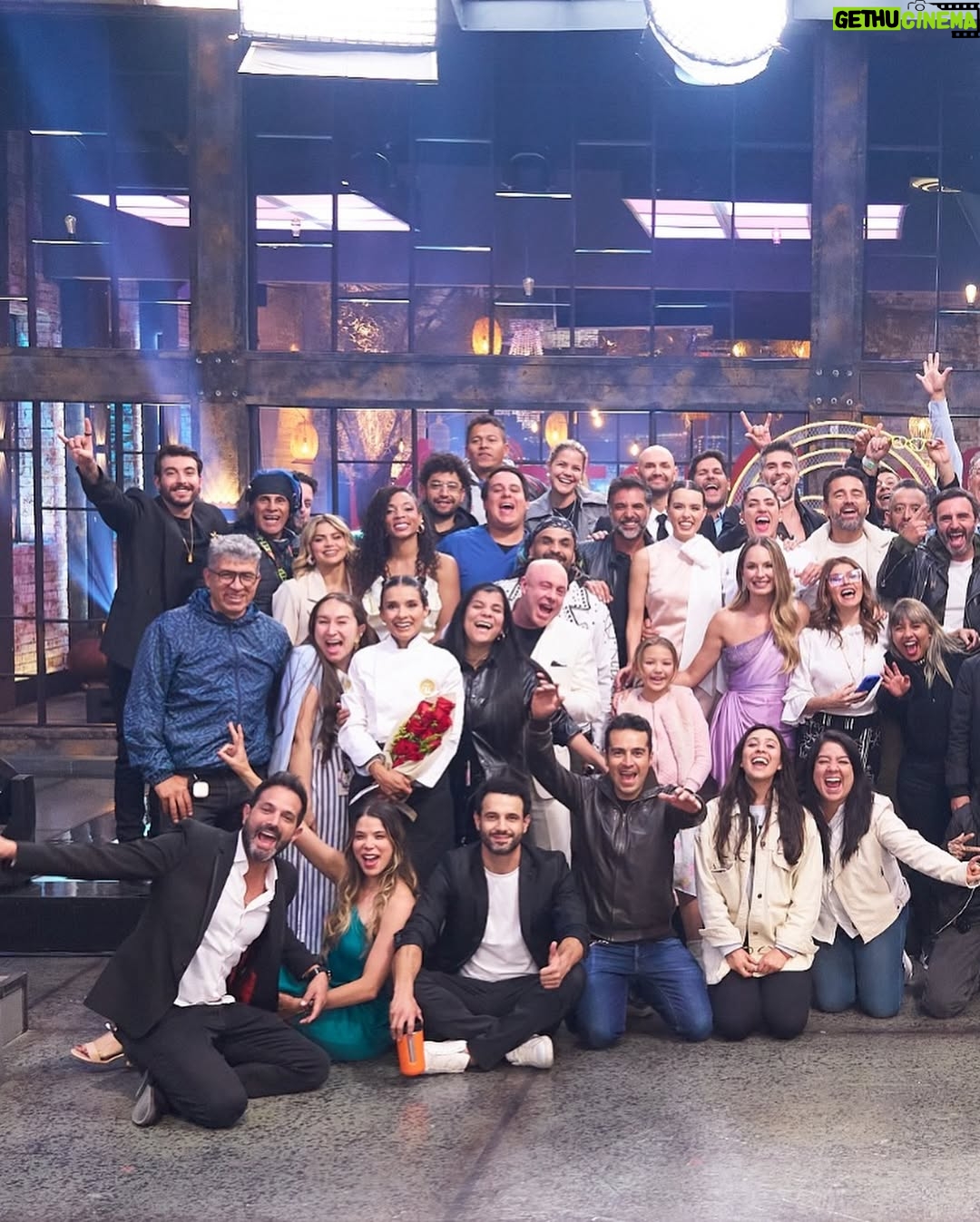 Paola Rey - 192K Likes - GANADORA DE MASTERCHEF CELEBRITY 2024 🏆 

Wow! Estoy MUY FELIZ!!! 🥰❤️🎉🥳🍾 Masterchef fue un viaje único, maravilloso, lleno de muchos aprendizajes que solo me deja gratitud infinita y amor en mi corazón ❤️ tengo los ojos llenos de lágrimas de felicidad, satisfacción y amor por este gran SUEÑO FAMILIAR cumplido! 🥰❤️ INFINITAS gracias a mis hijos Oliver y Leo por ser ese hermoso motor que me inspira cada segundo de mi vida a ser mejor persona, a dar lo mejor de mí, LOS AMO HASTA el infinito! ❤️ Gracias a mi esposo @juankvargasactor por creer tanto en mi, por ser ese apoyo incondicional y por darme tanta fuerza! GRACIAS 🥰❤️ INFINITAS GRACIAS a mi Mamá, mi Papá, mi hermana y mi hermano porque gracias a ustedes soy lo que soy, llevo impreso en mi todo su amor y sus enseñanzas! 🥰❤️INFINITAS GRACIAS a toda mi familia, mis amigos, a toda la gente cercana que siempre me dio esa voz de aliento llena de fe y amor! 🥰❤️ GRACIAS a TODAS las personas que me apoyaron y me acompañaron en este camino🙏🏻, a mis chefs a los que adoro y con los cuales estoy profundamente agradecida 🥰❤️: Gracias mi querido @jacobobonilla Te adoro 🥰❤️ Gracias mi querido @chefcantor Te adoro 🥰❤️
Mi querida María Clara López @mclmanager mi María linda! Te agradezco mucho todo ese apoyo que me diste siempre! fuiste muy importante para mí! Te ADORO! 🥰❤️ Gracias infinitas a todos y cada uno de ustedes por su apoyo, me alentaron, ustedes también fueron mi inspiración con sus lindos mensaje y palabras GRACIAS!❤️
Gracias a @canalrcn por permitirme participar en este hermoso proyecto llamado @masterchefcelebrity fue un gran honor ❤️ muchas gracias a mis queridos @jorge.rausch @nicodezubiria  @adriamarina @claudiabahamon por todos los aprendizajes vividos, solo tengo amor y agradecimiento en mi corazón para ustedes❤️🥰 gracias a todo ese gran equipo detrás de cámaras que me dio tanto amor, los llevo en mi corazón ❤️
Compañeras @vicky.berrio @cuervocarolina @martinalapeligrosa fue un gusto compartir de principio a fin junto a ustedes esta gran aventura, las respeto y las admiro ❤️
Gracias a todos mis compañeros de viaje, fue un honor cocinar junto a ustedes en la cocina más importante del mundo ❤️